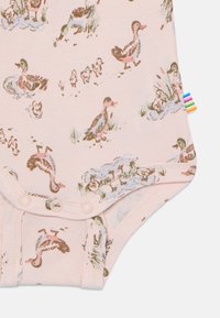 Rosa bomullsoverall med ett mönster av ankor, som har illustrationer av ankor och ankungar, samt tryckknappar i botten för enkel byte.