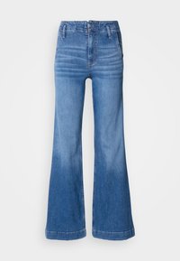 Jean en denim bleu taille haute avec jambes évasées, fermeture avant par boutons et fermeture éclair, passants pour ceinture, et décoloration « whiskering » sur les cuisses.