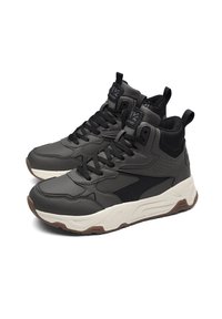 Zwarte en grijze hoge sneakers van textuurleer met gaasaccenten en een dikke witte tussenzool. Kenmerken zijn opvallende veters en logo-details.