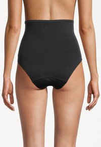 Hoch geschnittene schwarze Shapewear mit glatter Textur und nahtlosem Design, ausgestattet mit einem breiten Bund für Komfort und Abdeckung.