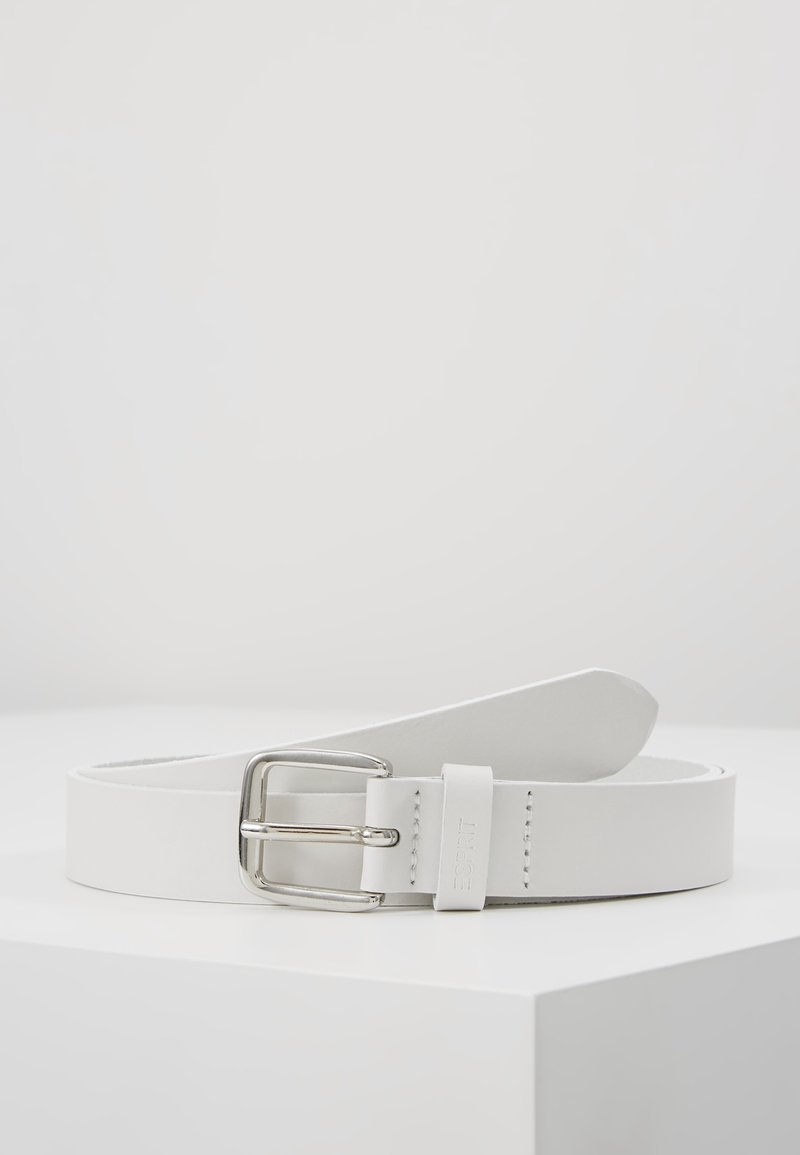 Ceinture en cuir blanc avec boucle rectangulaire argentée, posée à plat sur une surface blanche avec un fond gris clair uni.