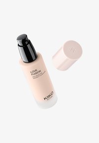 KIKO Milano Love Fusion 24H Moisture Radiant -meikkivoiteen pullo mustalla pumppulla ja irrallisella beigestä väristä korkilla valkoisella taustalla.