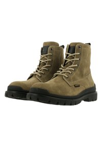 Braune Wildleder-Ankle-Boots mit strukturiertem Finish, schwarzen Gummisohlen und runden Schnürsenkeln. Sie verfügen über Metallösen und eine Zuglasche am Schaft.