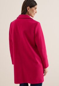 Fuchsia wolmix jas met een notch-kraag, lange mouwen, zijzakken en een getailleerde pasvorm, met strakke lijnen en minimale hardware.
