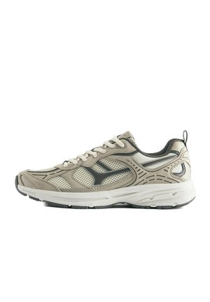 Chaussure de course en mesh beige clair et gris avec lacets à l’avant, semelle coussinée et logo de marque noir sur le côté sur fond blanc.