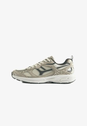 Chaussure de course en mesh beige clair et gris avec lacets à l’avant, semelle coussinée et logo de marque noir sur le côté sur fond blanc.