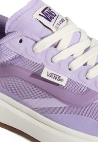 Gros plan sur une basket Vans Ultrarange lavande avec des lacets blancs, des panneaux en mesh et une semelle en caoutchouc blanche.