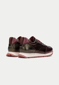 Sport shoes with a textured burgundy and green upper, featuring a pink sole and matching laces. Back pull tab includes brand name.
