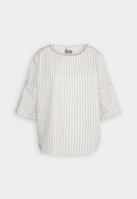 Blouse blanche avec fines rayures verticales noires et marron et larges manches trois-quarts, présentée sur fond blanc.