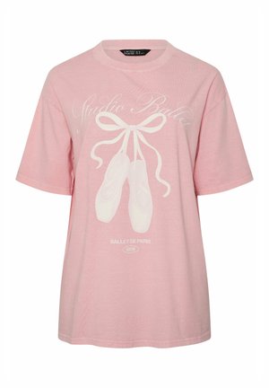 Pink kortærmet T-shirt med hvide balletsko bundet med bånd og teksten "Studio Ballet" og "Ballet de Paris 1978" på forsiden.