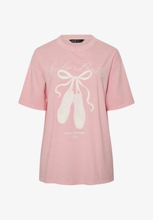 Rosa kurzärmeliges T-Shirt mit weißen Ballettschuhen, die mit Bändern gebunden sind, und dem Text "Studio Ballet" sowie "Ballet de Paris 1978" auf der Vorderseite.