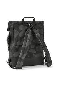 Čierny batoh s textúrovaným vzorom, má horné ucho, nastaviteľné popruhy a zipsovú kapsu na boku. Odolný materiál.