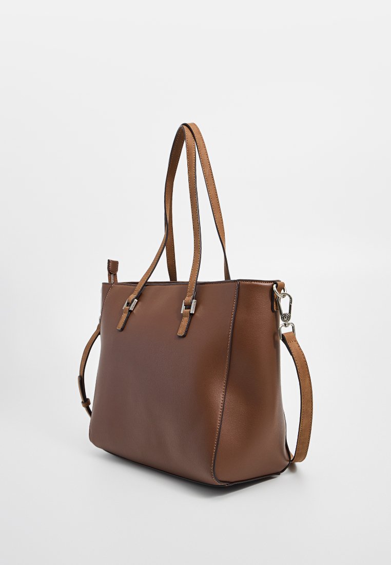 Braune Kunstleder-Shopper-Tasche mit verstellbarem Schultergurt, strukturiertem Design, silbernen Hardware-Akzenten und kontrastierenden Nähten.