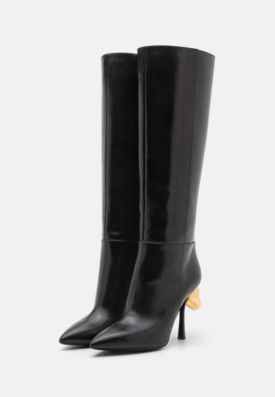 Cizme negre din piele, până la genunchi, cu vârfuri ascuțite, tocuri înalte de tip stiletto și un accent unic pe toc cu un emblema aurie.
