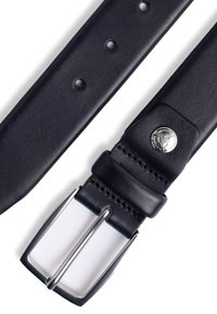 Zwarte leren riem met een gladde textuur, zilverkleurige rechthoekige gesp en een logo-detail op de keeper. Voorzien van meerdere verstelgaten.