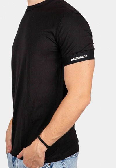 T-shirt nera a maniche corte in tessuto leggero, con design aderente e logo "DSQUARED2" bianco sulla manica.