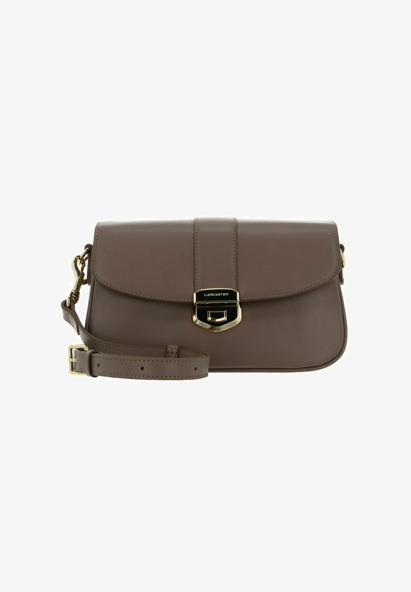 Sac en cuir marron porté travers avec un rabat, quincaillerie dorée et fermeture à clip ; dispose d'une bandoulière amovible et d'un design minimaliste.