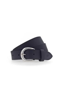 Cintura di pelle nera con fibbia rotonda argentata, arrotolata e posizionata su uno sfondo bianco.