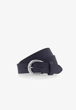 Sort læderbælte med sølvfarvet, rund spænde, rullet og placeret på en hvid baggrund.