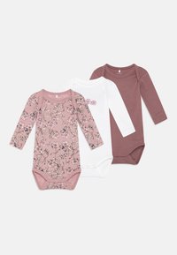 Drei Langarm-Babybodys: einer rosa mit floralem Muster, einer wei�ß mit kleinen floralen Akzenten und einer einfarbig dunkelrosa. Weicher Baumwollstoff.