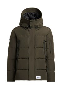 Alyvuogių žalios spalvos paminkštintas švarkas su aukštu apykakle, reguliuojama kapišonu, priekine užtrauktuku ir keliomis užtrauktukais užsegamomis kišenėmis šonuose ir rankovėse.