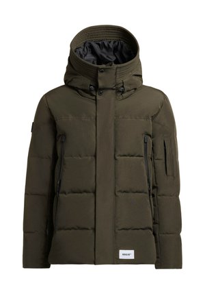 Oliivinvihreä toppatakki, jossa korkea kaulus, säädettävä huppu, etuvetoketju ja useita vetoketjullisia taskuja sivuilla ja hihoissa.