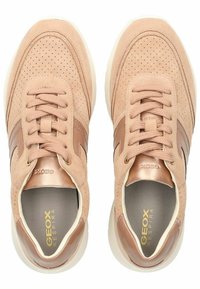 Sneakers in suede tan con texture perforata, dettagli in pelle marrone, punta rotonda e suola in gomma bianca. Presentano lacci e logo impresso all'interno.