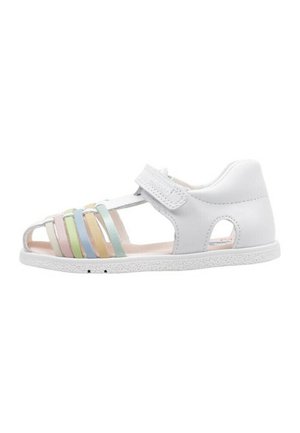 Sandalia blanca para niños con tiras de colores pastel y cierre de velcro en el tobillo, puntera abierta y suela acolchada.