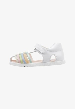 Sandalia blanca para niños con tiras de colores pastel y cierre de velcro en el tobillo, puntera abierta y suela acolchada.