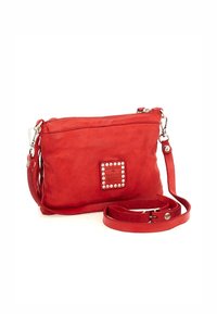 Borsa a tracolla rossa in pelle con zip superiore, dettaglio borchiato sul davanti e tracolla regolabile. Texture liscia e forma compatta.