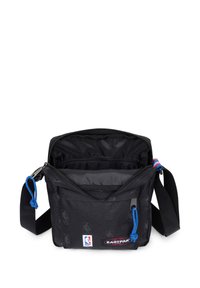 Schwarze Umhängetasche aus strapazierfähigem Stoff, mit einem Reißverschluss oben, blauer Kordel und verstellbarem Riemen. Zwei Innenfächer zur Organisation.