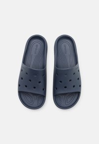 Sandale Crocs de culoare bleumarin, fabricate dintr-un material ușor. Prezintă perforații pentru ventilație, o talpă texturată și bretele netede.