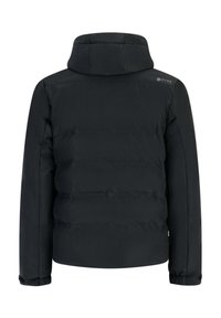 Chaqueta de invierno negra, acolchada y con capucha, que presenta una textura suave, puños acanalados y un acento de logo cerca del hombro.