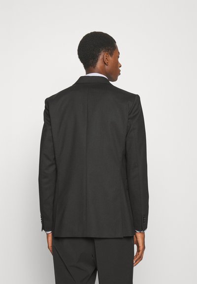 Fekete, testre szabott zakó, letisztult sziluettel, egységes szellőzéssel és dupla gombos záródással. A texturált szövet fokozza a tartósságot.