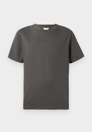 Siva pamučna majica s okruglim izrezom i kratkim rukavima. Sadrži mali, suptilni logo sprijeda. Glatka tekstura i klasičan kroj.