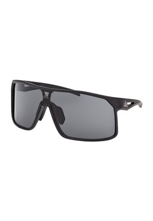 Occhiali da sole rettangolari neri con lenti ampie e scure e una montatura sottile con un piccolo logo bianco sulla stanghetta.