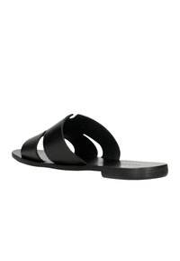 Černé kožené sandály na klínu s prořezávaným designem, plochou podrážkou a minimalistickým tvarem. Hladký povrch, žádné viditelné kovové části nebo ozdoby.