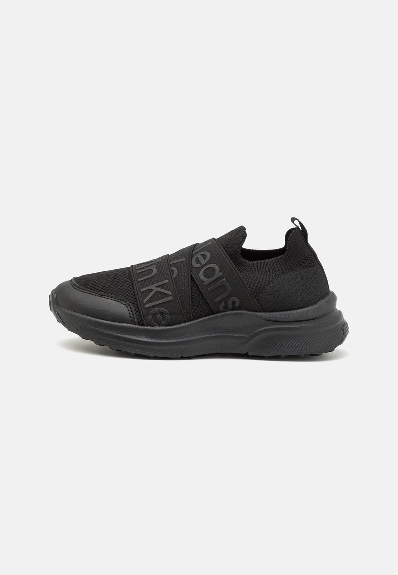 Sneaker sportive nere con tomaia in rete, doppiose cinghie regolabili, suola testurizzata e pull tab sul tallone per indossarle facilmente.