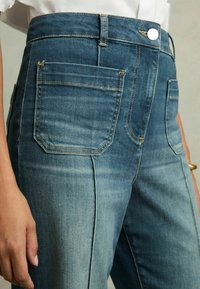 Reiss SAKURA PATCH POCKET - Jeans a zampa - mid blue