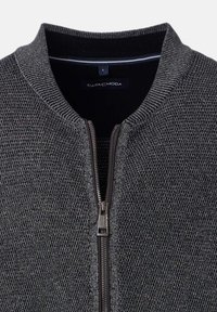 Dunkelgrauer Strick-Zipfelpullover mit geripptem Kragen und Metallreißverschluss, Größe L, Marke Casa Moda.