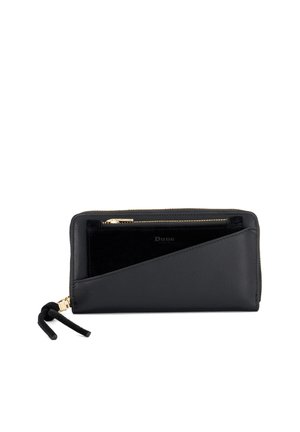 Cartera negra de cuero con bolsillo frontal diagonal, cremallera dorada y correa de muñeca unida al tirador de la cremallera.