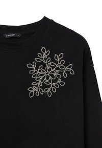 Felpa nera con scollatura rotonda, caratterizzata da un design di foglia ricamato in argento sul lato sinistro. Realizzata in tessuto morbido, adatta per un look casual.