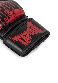 Boksa cimdi ar melnu ādu ar spīdīgu apdari un sarkano TAPOUT logo, rādot noapaļotu dizainu un polsterētu roku atbalstu.