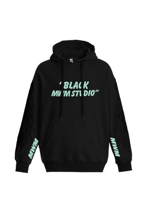 Sudadera negra con capucha con texto en azul claro "BLACK MWM STUDIO" en el frente y "MWM" en ambas mangas, con patrones texturizados en forma de ala en los brazos.