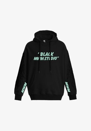 Sudadera negra con capucha con texto en azul claro "BLACK MWM STUDIO" en el frente y "MWM" en ambas mangas, con patrones texturizados en forma de ala en los brazos.