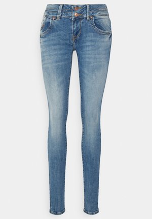 Skinny jeans in lichtblauwe denim, met twee voorzakken, twee achterzakken en een knoopsluiting met twee bruine knopen. Vervaagde textuur.