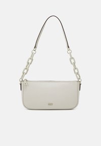 Borsa a tracolla in pelle bianca con superficie testurizzata, tracolla a catena di crema e dettagli marroni. Chiusura con zip e logo in rilievo sul fronte.