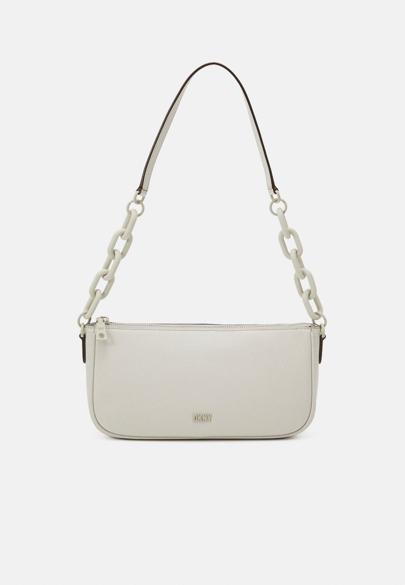 Borsa a tracolla in pelle bianca con superficie testurizzata, tracolla a catena di crema e dettagli marroni. Chiusura con zip e logo in rilievo sul fronte.