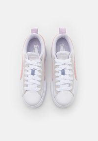 Hvite sneakers med en glatt lærfinish, med lys rosa og grå semsket skinn-detaljer, rund tå og flate hvite snøringer, med en liten hæltab.