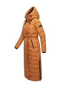 Long manteau rembourré orange, doté d'une capuche, d'une taille ceinturée et de deux zips latéraux. Des accents noirs et une texture matelassée complètent le design.